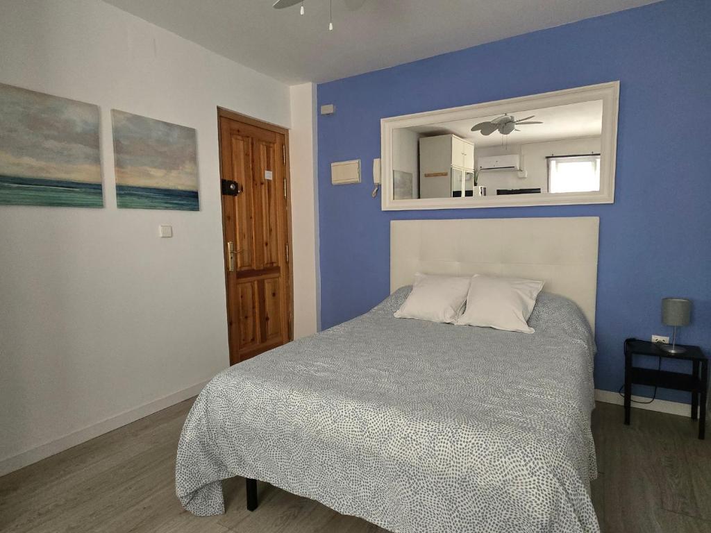 Postel nebo postele na pokoji v ubytování ESTUDIO en TORREMOLINOS, PLAZA DE ANDALUCIA