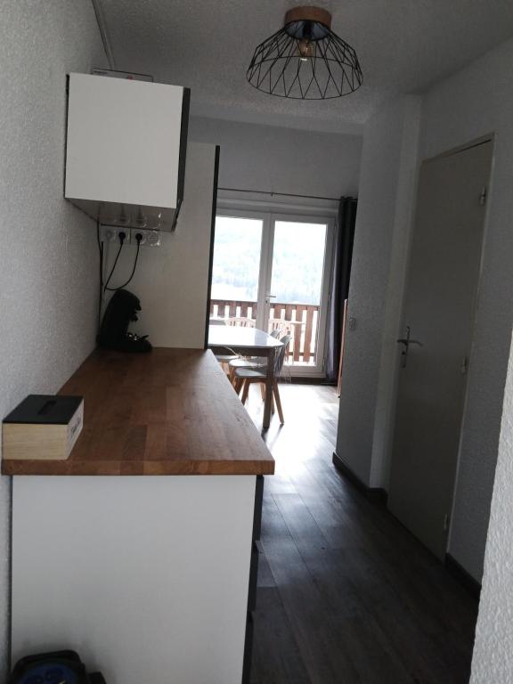Kuchyň nebo kuchyňský kout v ubytování Appartement chaleureux.