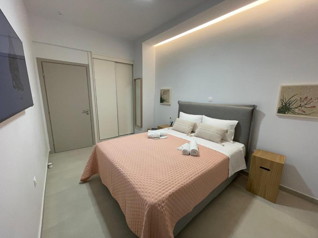 Posteľ alebo postele v izbe v ubytovaní mosaic art apartment in plaka