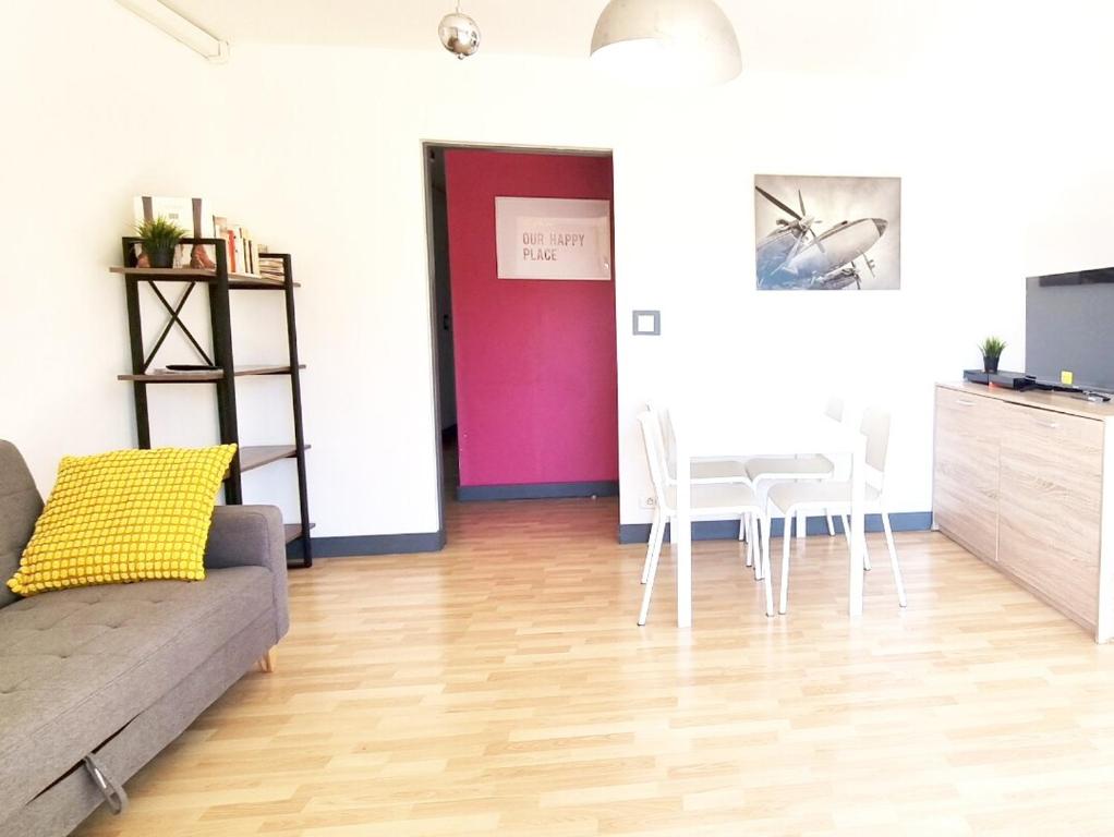 un salon avec un canapé et une table dans l'établissement Gd Appartement climatisé, 5 personnes, 15 min a pied de la place de la Comédie, 15 min en voiture des plages, à Montpellier