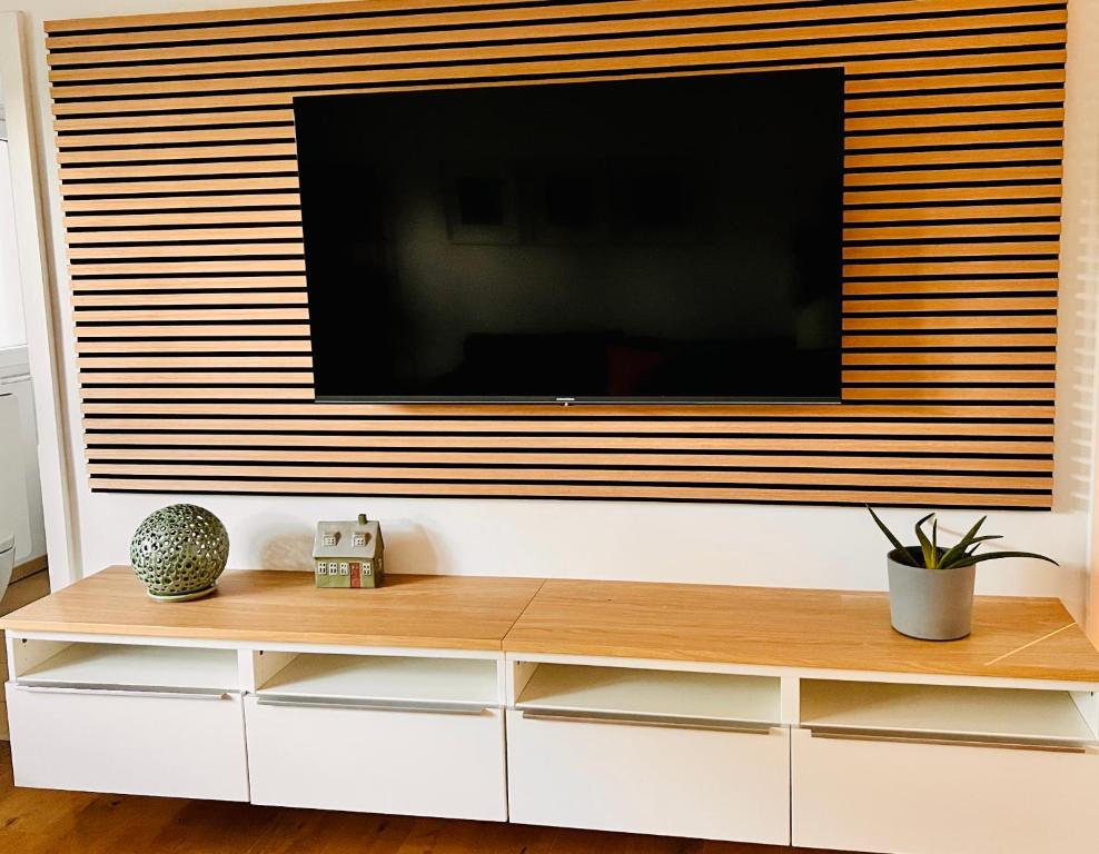 TV a/nebo společenská místnost v ubytování BeeHome Euskirchen