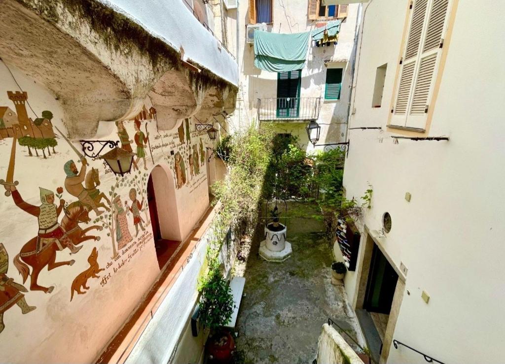 una vista dall'alto di un vicolo con dipinti sugli edifici di La Casa degli Affreschi a Sperlonga