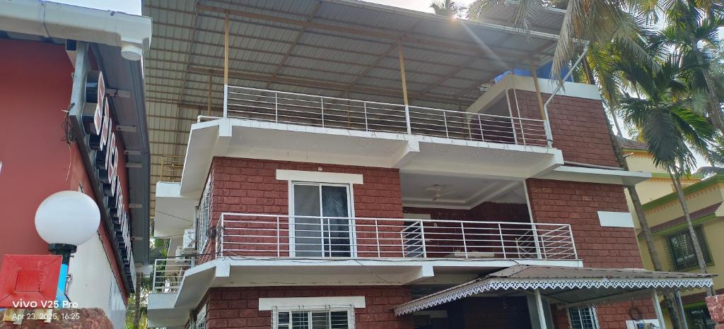 ein Gebäude mit einem Balkon an der Seite in der Unterkunft Raya Retreat Resort in Alībāg