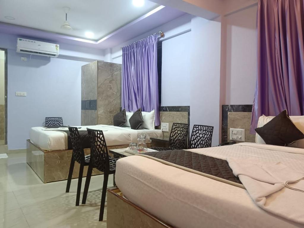 Postel nebo postele na pokoji v ubytování hotel royal suites