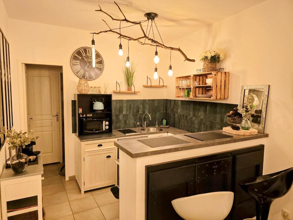 une cuisine avec un comptoir avec un évier et un micro-ondes dans l'établissement L'Écrin du Vieux-Port, Discretion, terrasse, à Marseille