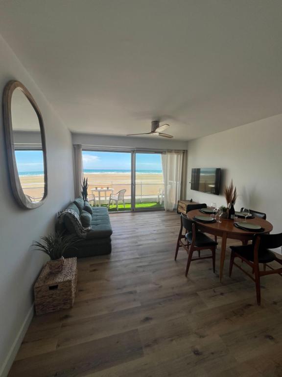 TV a/nebo společenská místnost v ubytování APPARTEMENT Rénové de type 3 VUE MER