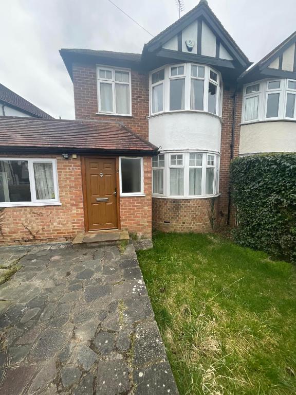 ein Haus mit einer braunen Tür im Hof in der Unterkunft Bling Paradise in Potters Bar