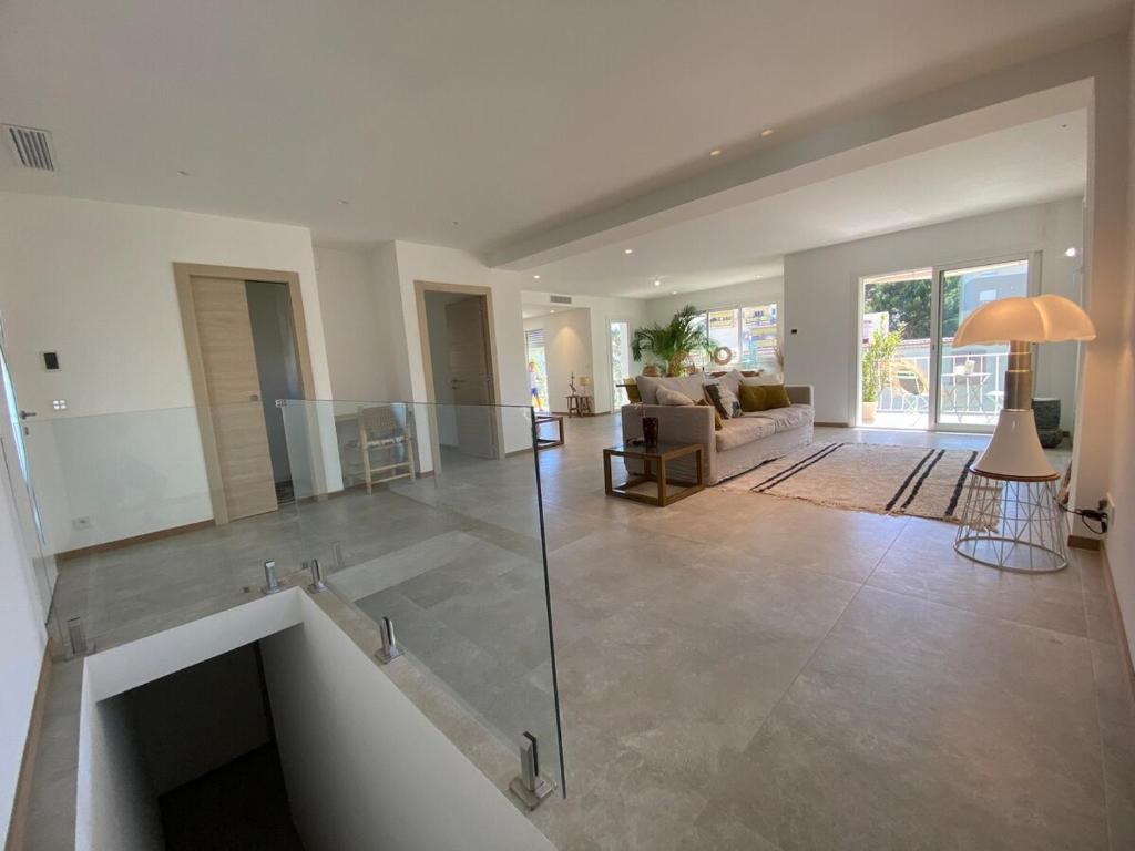 un grand salon avec vue sur le salon dans l'établissement 4 bedroom house Le Cannet, au Cannet