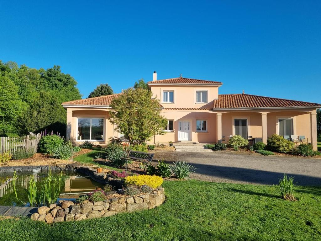 a house with a pond in the yard at Chambre a la campagne in Saint-Martin-de-Jussac