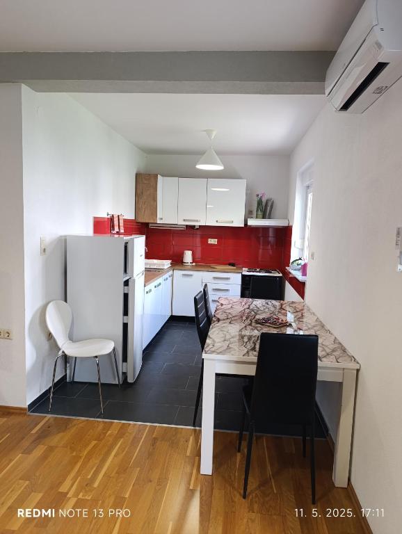 Kuchyňa alebo kuchynka v ubytovaní Apartment M & M