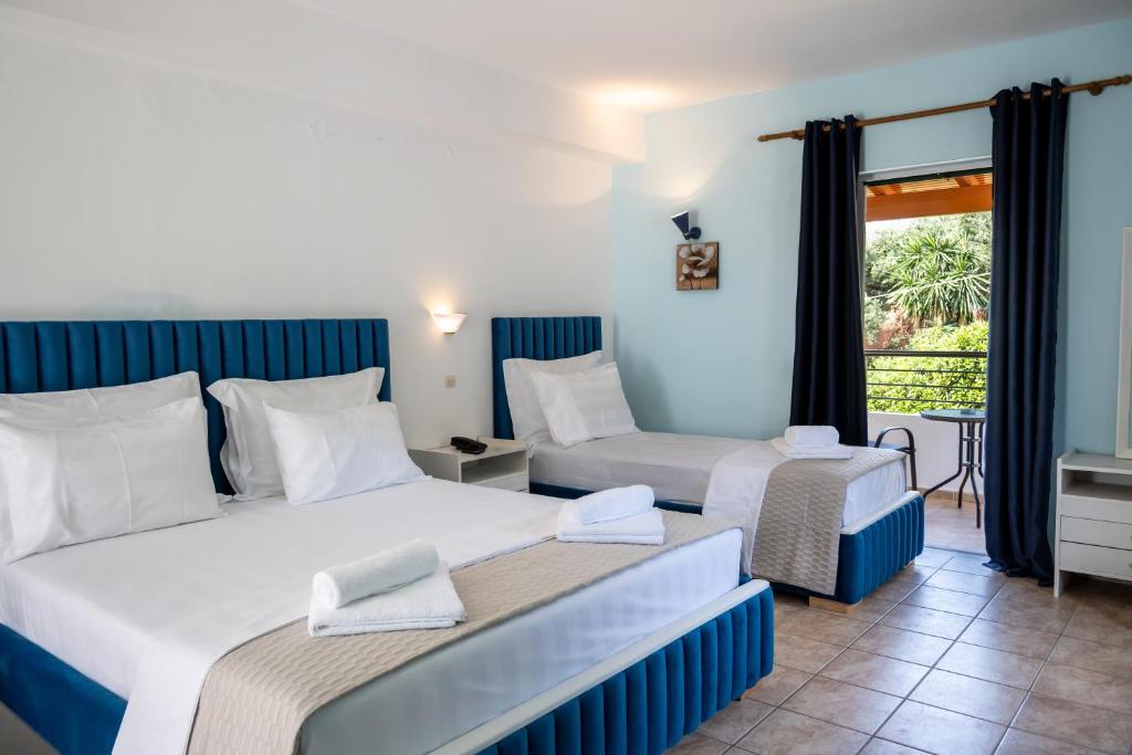Una cama o camas en una habitación de Crystal Blue Hotel, Barbati