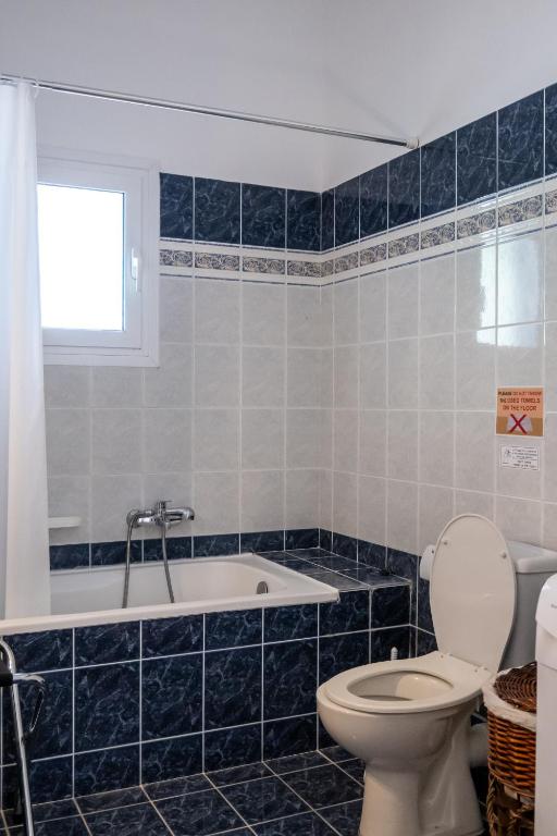 Un baño de Crystal Blue Hotel, Barbati