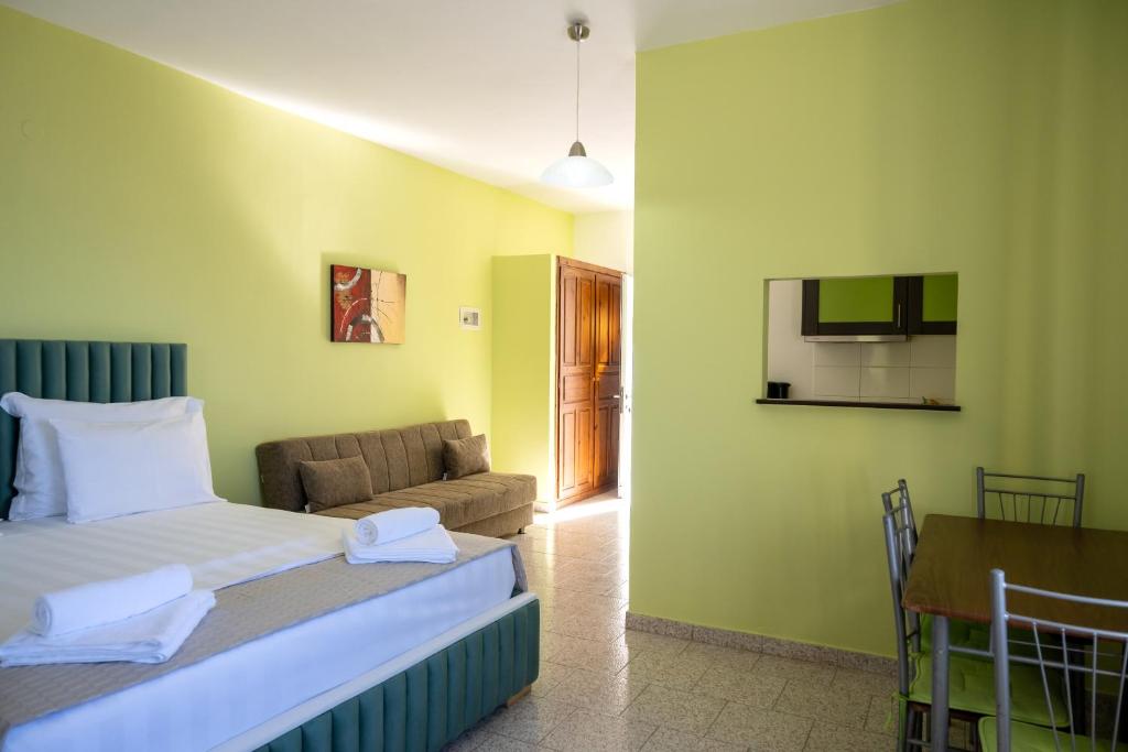 Una cama o camas en una habitación de Crystal Blue Hotel, Barbati