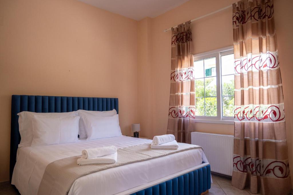 Una cama o camas en una habitación de Crystal Blue Hotel, Barbati