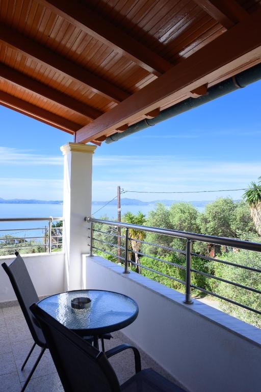 Un balcón o terraza en Crystal Blue Hotel, Barbati
