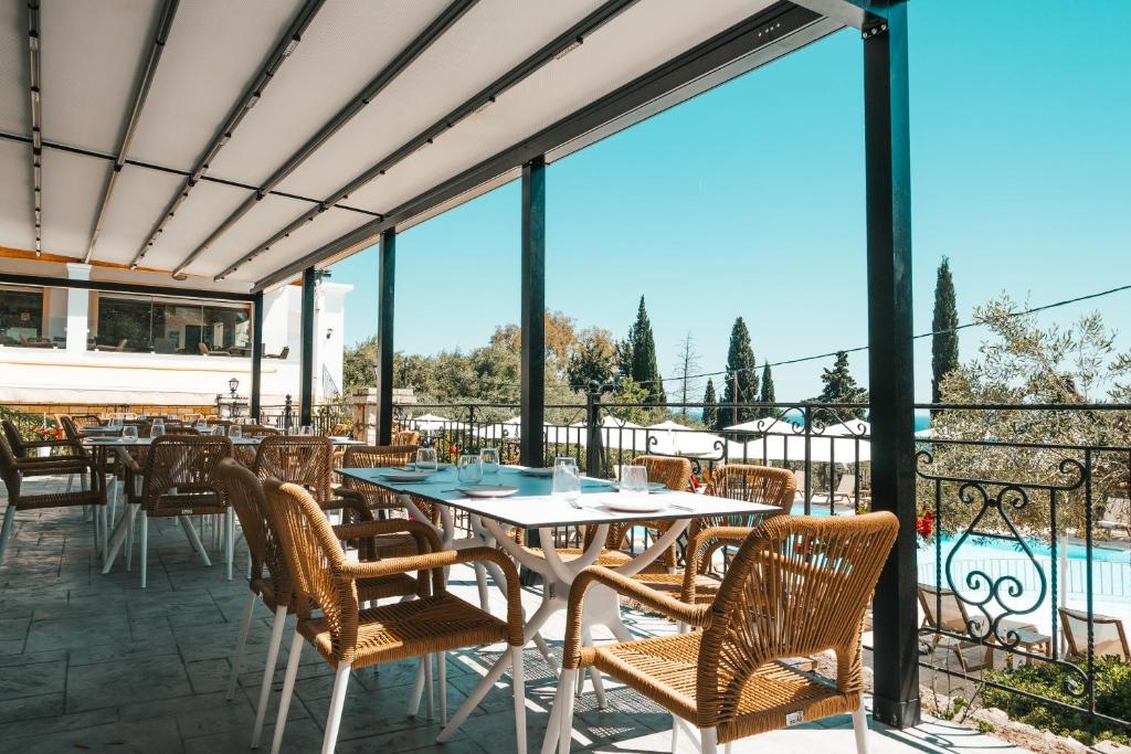 Un balcón o terraza en Crystal Blue Hotel, Barbati