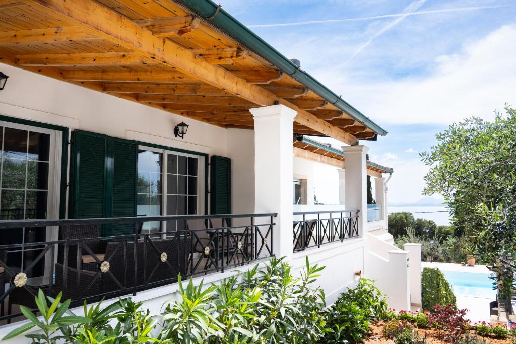 La pileta dentro o cerca de Crystal Blue Hotel, Barbati