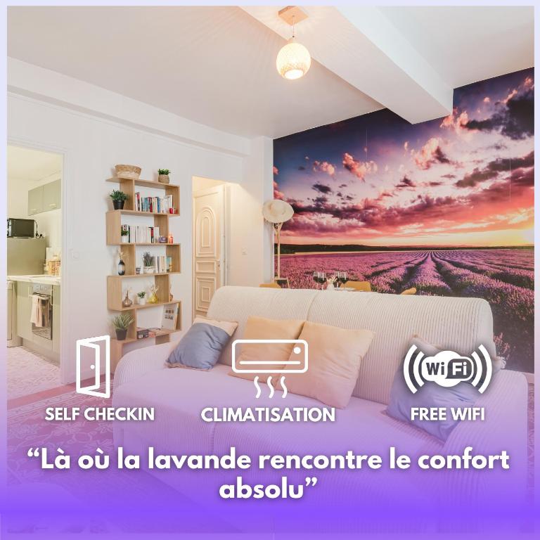une chambre avec un lit avec un tableau sur le mur dans l'établissement Lavande Évasion, à Avignon