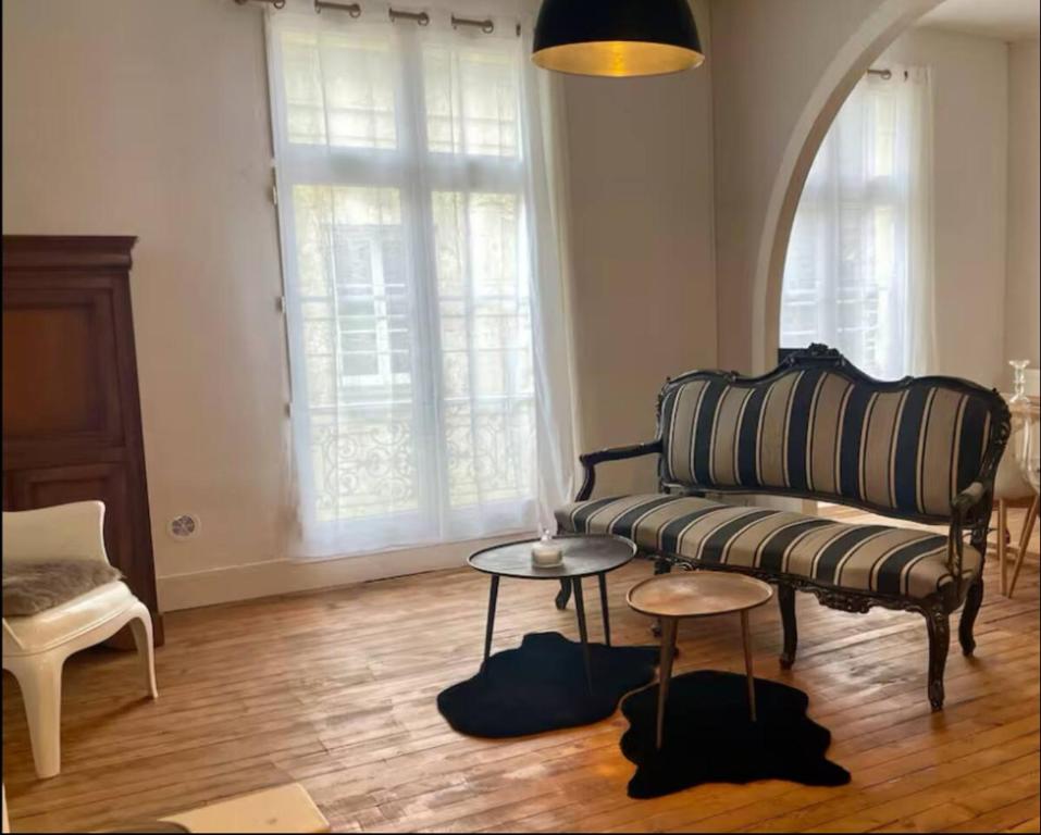 un salon avec un canapé et une table dans l'établissement le 888 Demeures Grand T2 de charme dans centre Saumur, à Saumur
