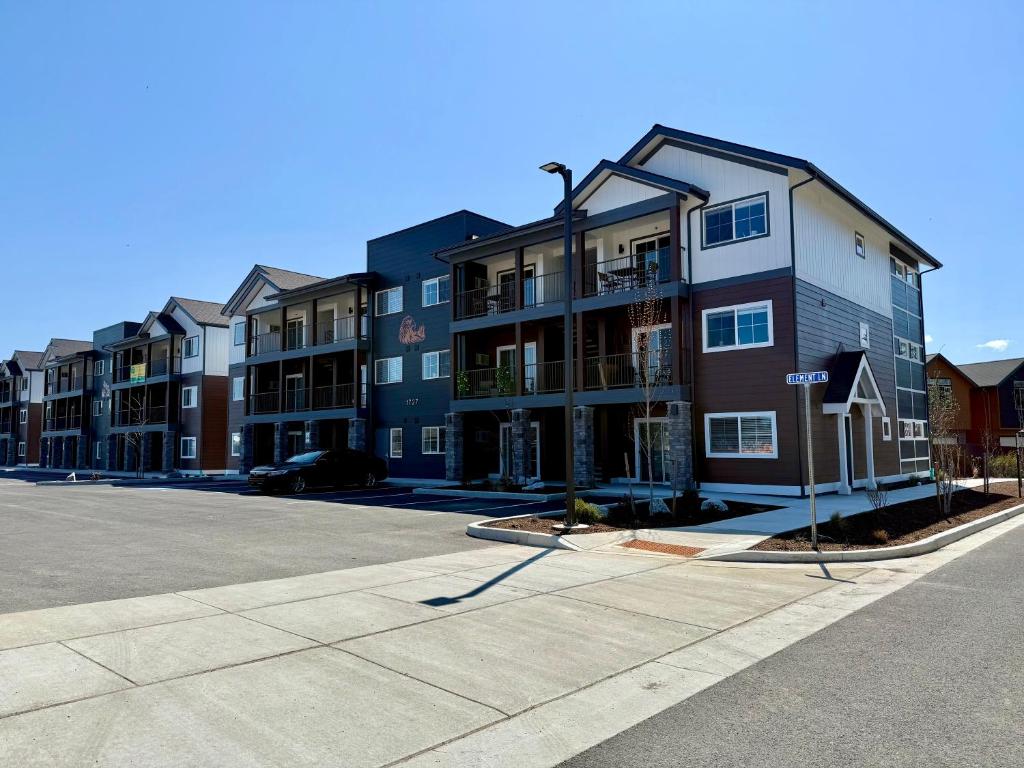 une rangée d'immeubles d'appartements dans une rue dans l'établissement Homestead Village - Two Bedroom Condo Top Floor, à Sandpoint