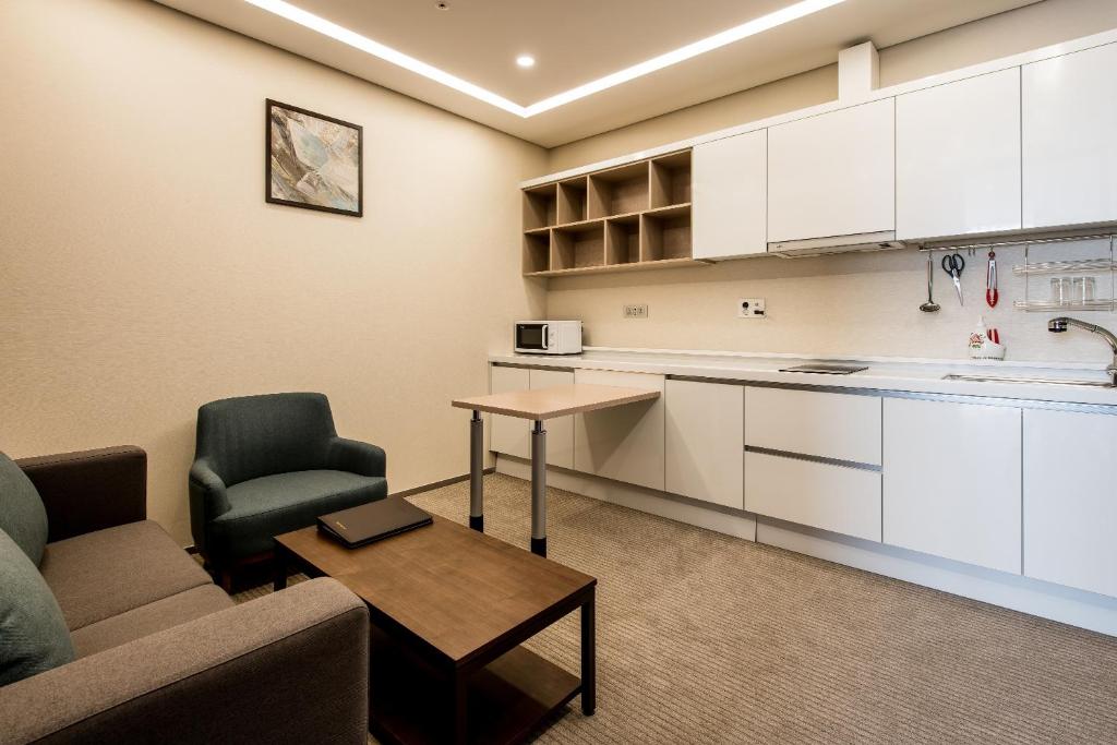 Kuchyň nebo kuchyňský kout v ubytování Gloucester Hotel Incheon