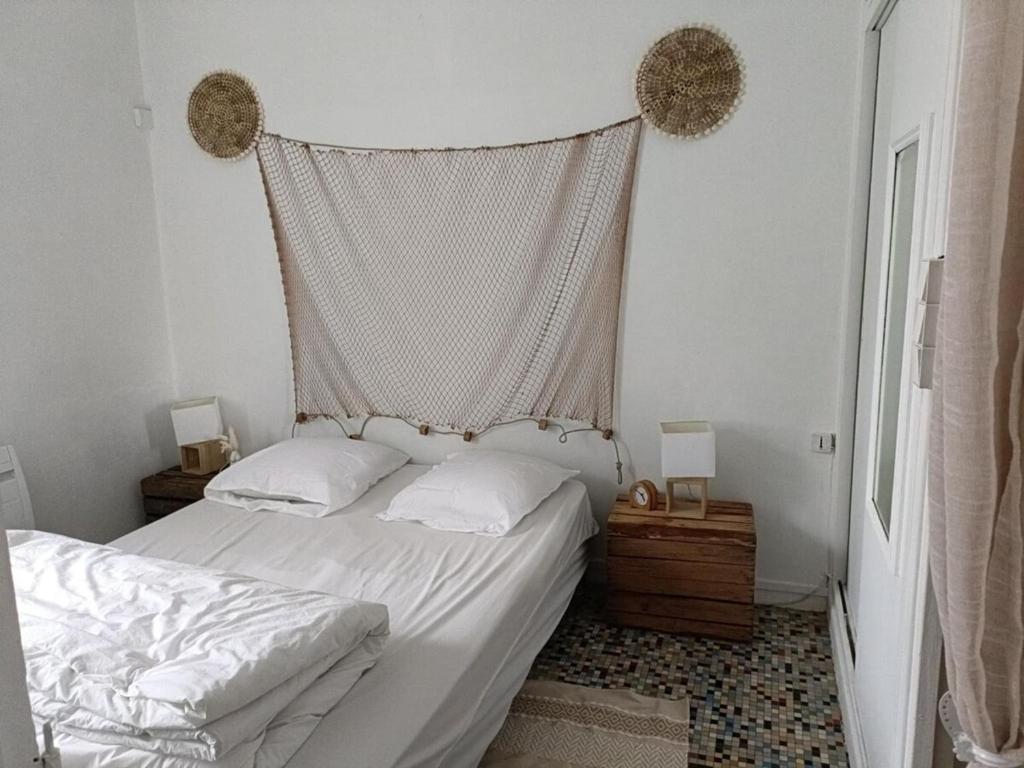 Ένα ή περισσότερα κρεβάτια σε δωμάτιο στο maison Madeleine