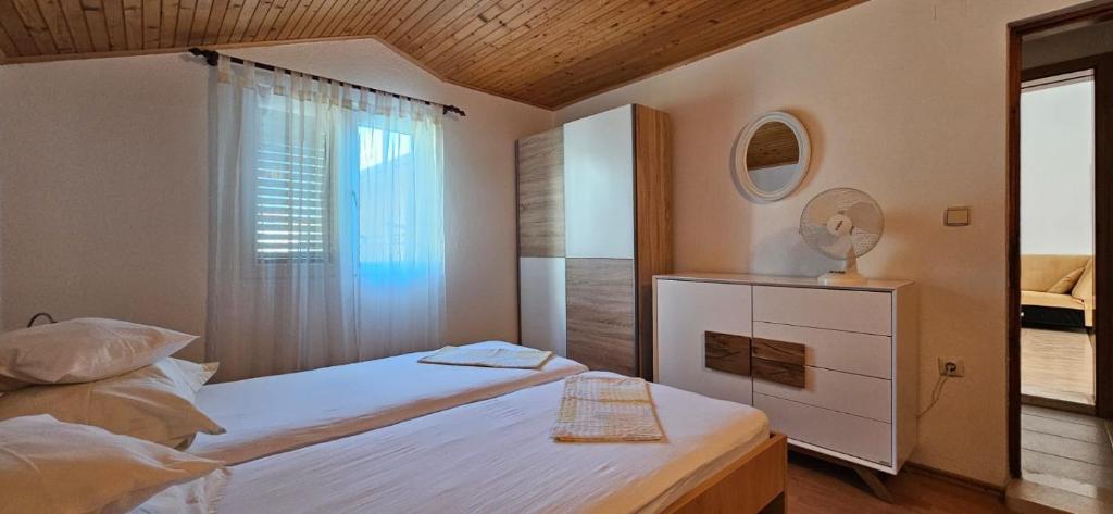 Postel nebo postele na pokoji v ubytování AS Brela