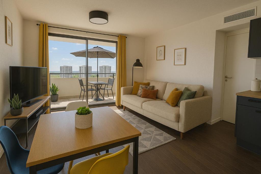 un salon avec un canapé et une table dans l'établissement Stunning 1 Bedroom Apartment 5 minutes to Monaco racetrack - Perfect for Grand Prix, à Beausoleil