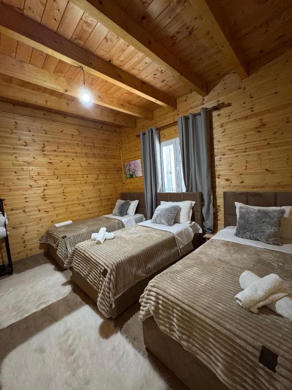 Postel nebo postele na pokoji v ubytování Bujtina Miqesia