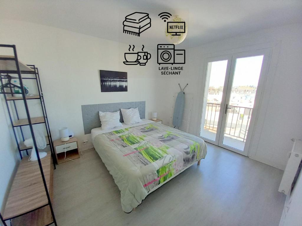 - une chambre avec un lit et une échelle dans l'établissement Appartement 28m2 avec balcon proche gare SNCF, café thé WIFI gratuits - Netflix - Balcon, à Orléans