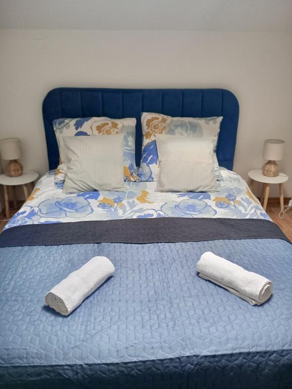 Ένα ή περισσότερα κρεβάτια σε δωμάτιο στο Nowy Sącz Wólki