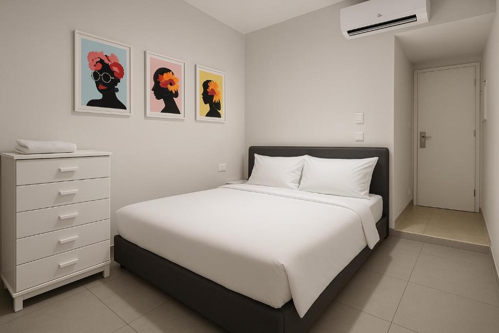 מיטה או מיטות בחדר ב-Private rooms near the beach center