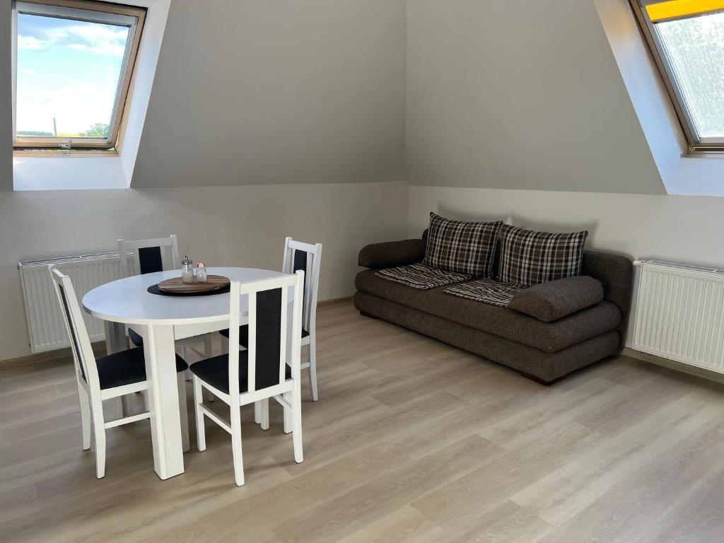 Posezení v ubytování Podkrovní apartmán se společným bazénem
