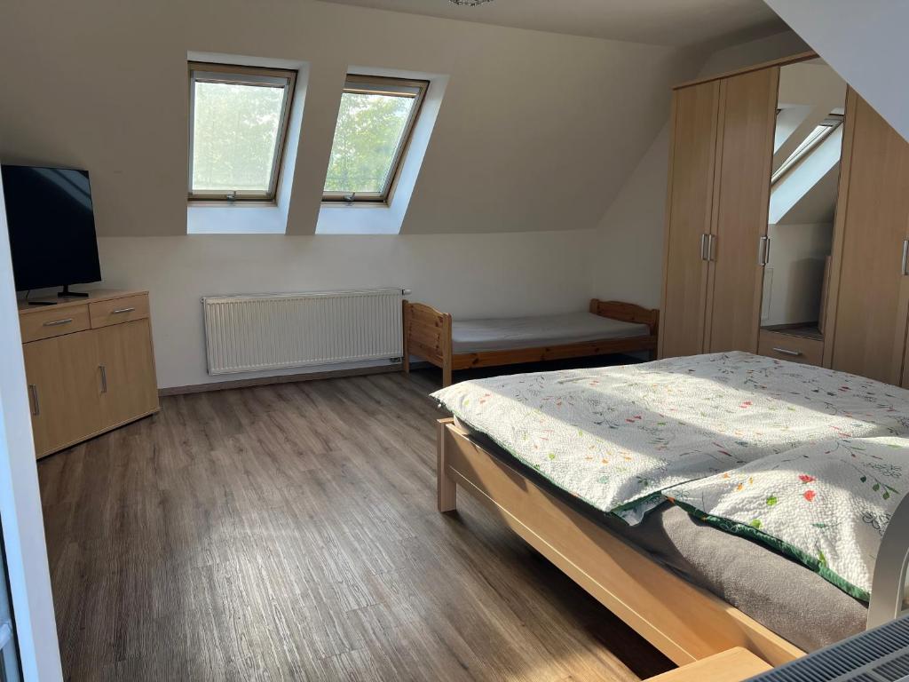 Postel nebo postele na pokoji v ubytování Podkrovní apartmán se společným bazénem
