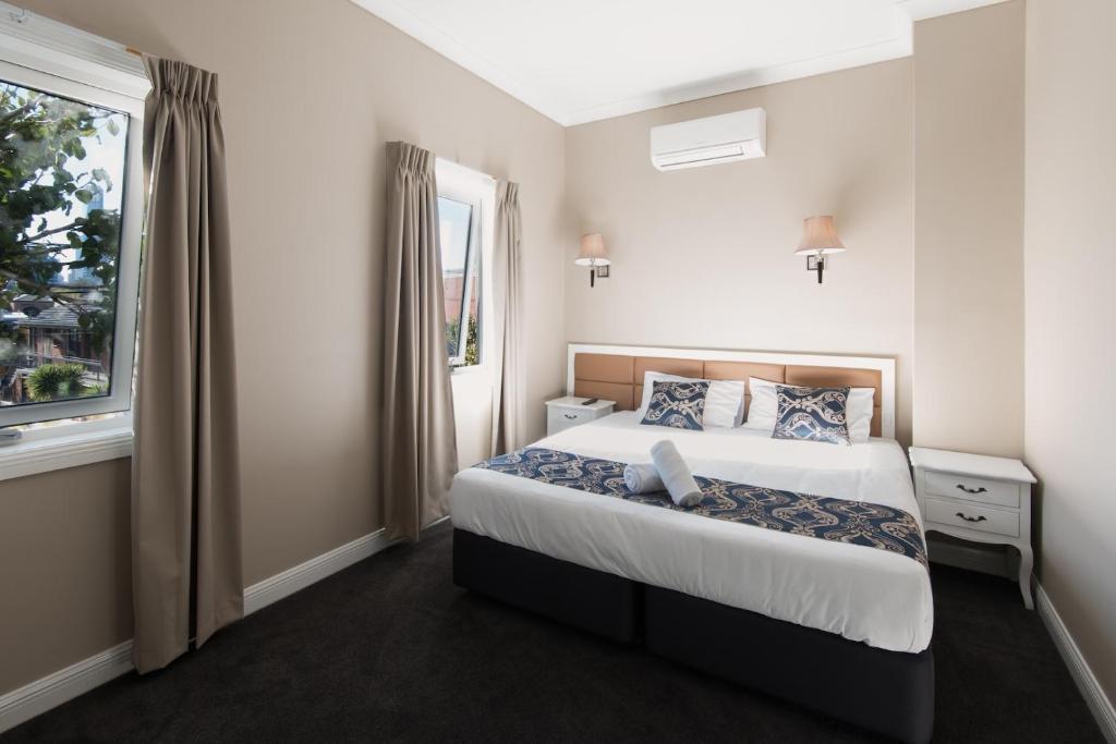 Un pat sau paturi într-o cameră la Lily Sands Inn