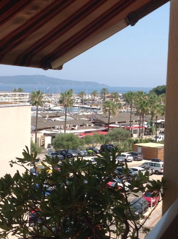 - une vue depuis la fenêtre d'un parking dans l'établissement Studio vue mer en centre ville à 150 m de la plage, à Cavalaire-sur-Mer