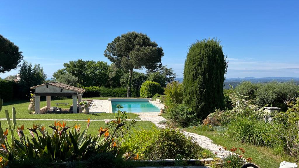 un jardin avec une piscine et un kiosque dans l'établissement Nouveau Le Mas des Serens, à La Gaude