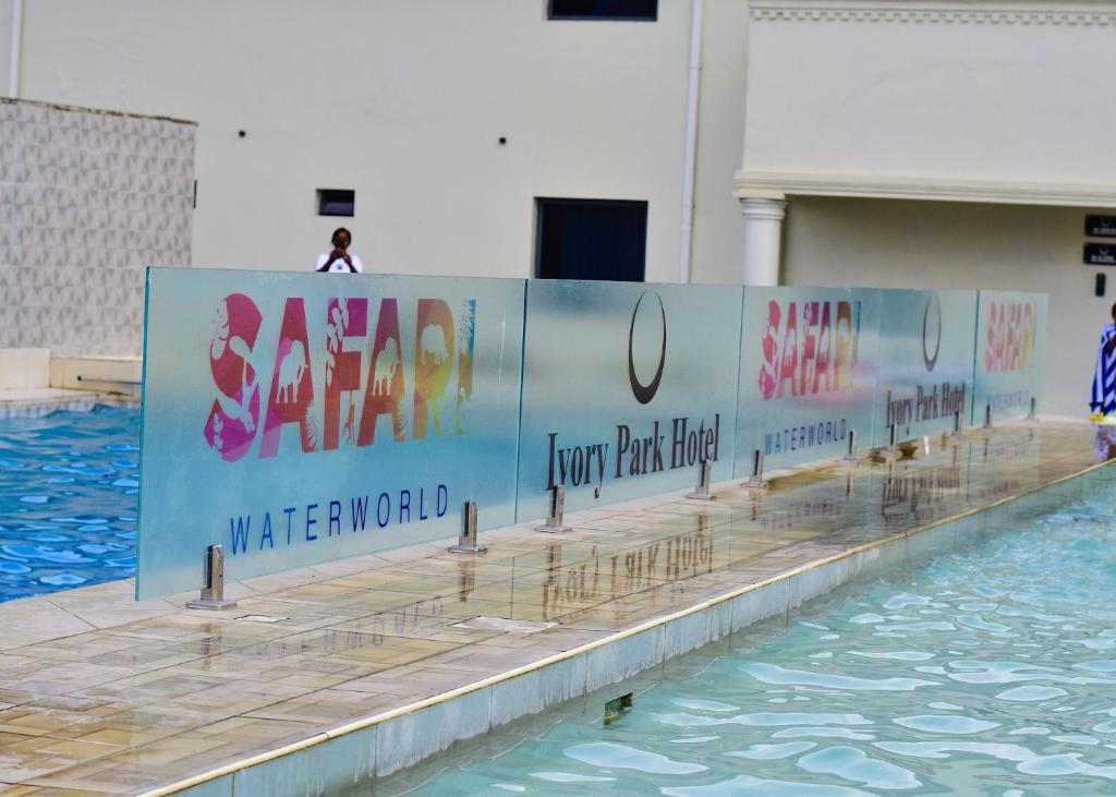 Bazén v ubytování Ivory Park Hotel - Safari Waterworld nebo v jeho okolí