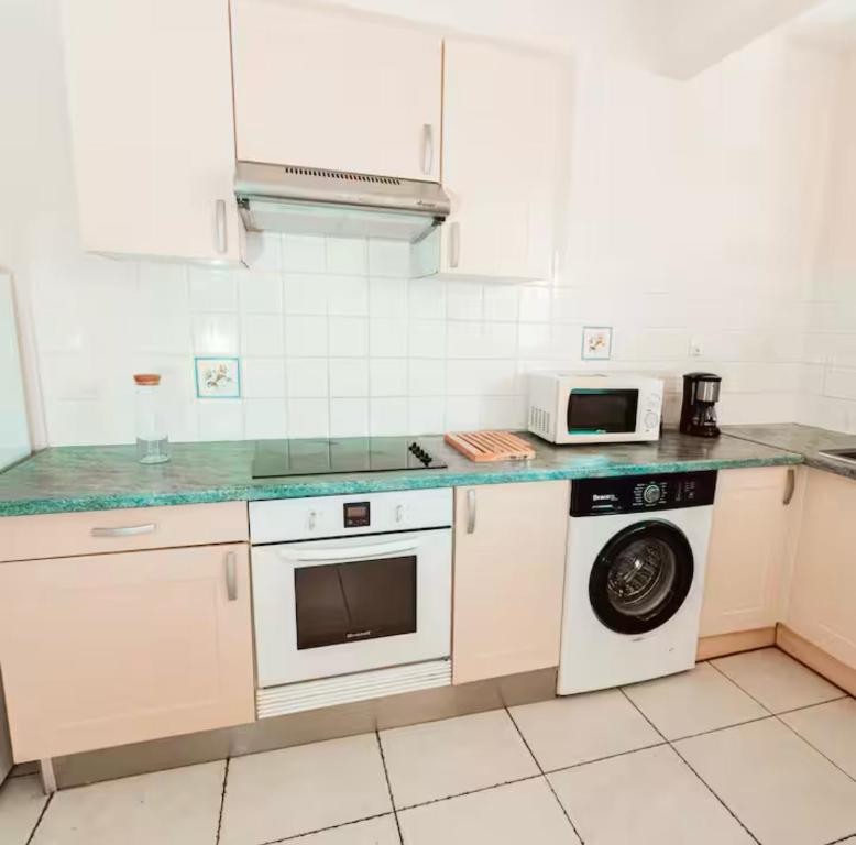 Kuchyň nebo kuchyňský kout v ubytování Rubis Appartement - Magnifique F3