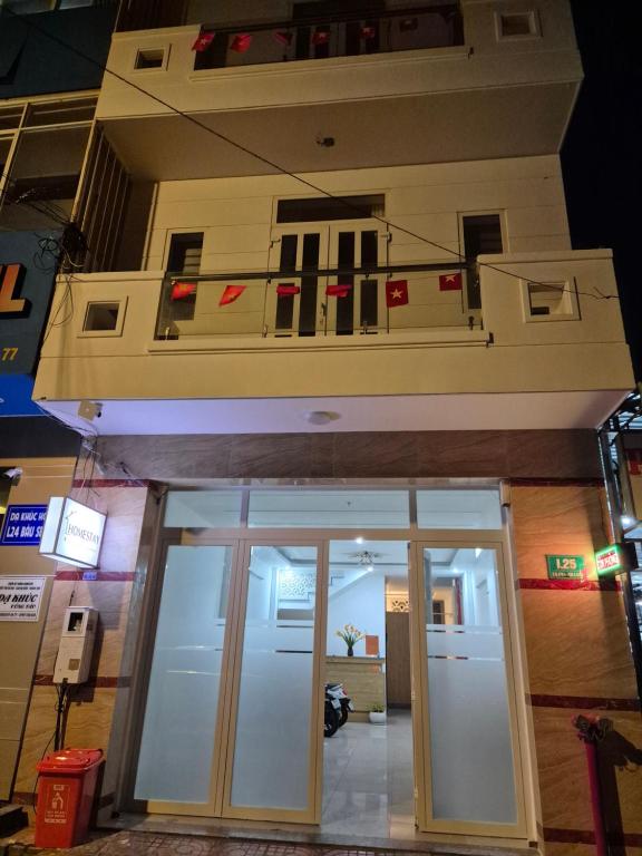 un edificio con balcone sopra di An Home - Phòng đơn ngay bãi sau Vũng Tàu a Vung Tau