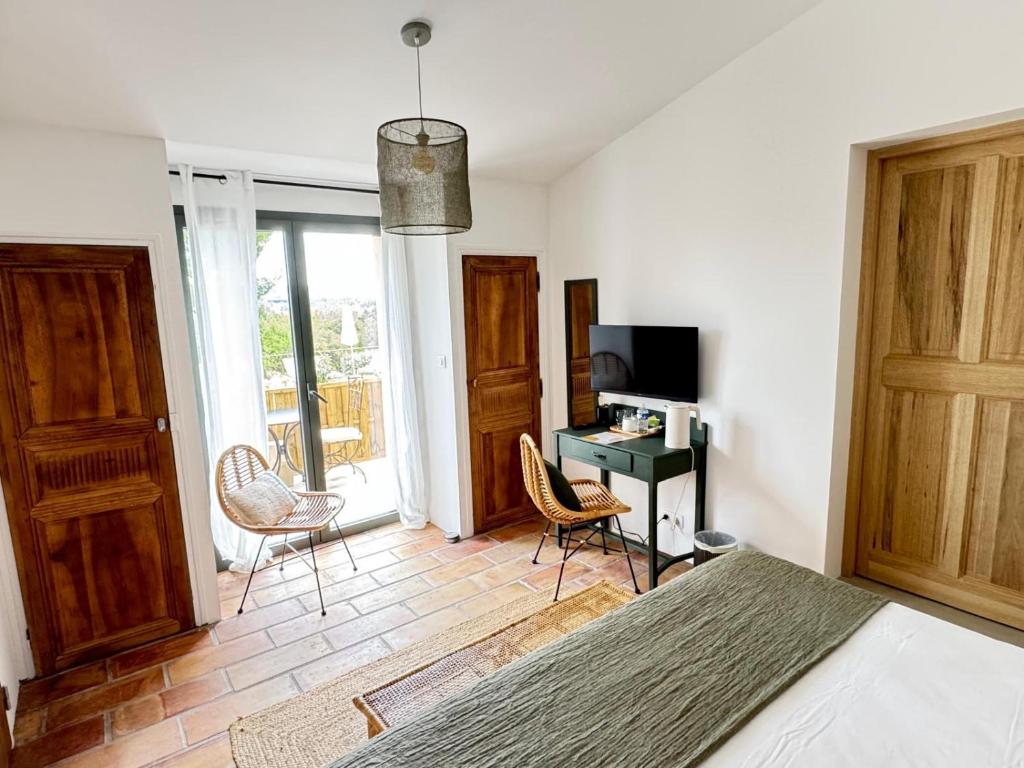 TV a/nebo společenská místnost v ubytování La Clé des Champs, Boutique hôtel & Spa - Le Mas de Garrigon