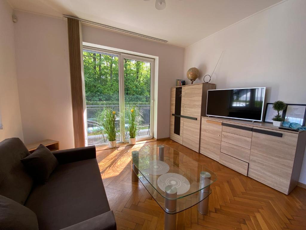un soggiorno con un divano e una televisione di Apartament Natalia a Żywiec