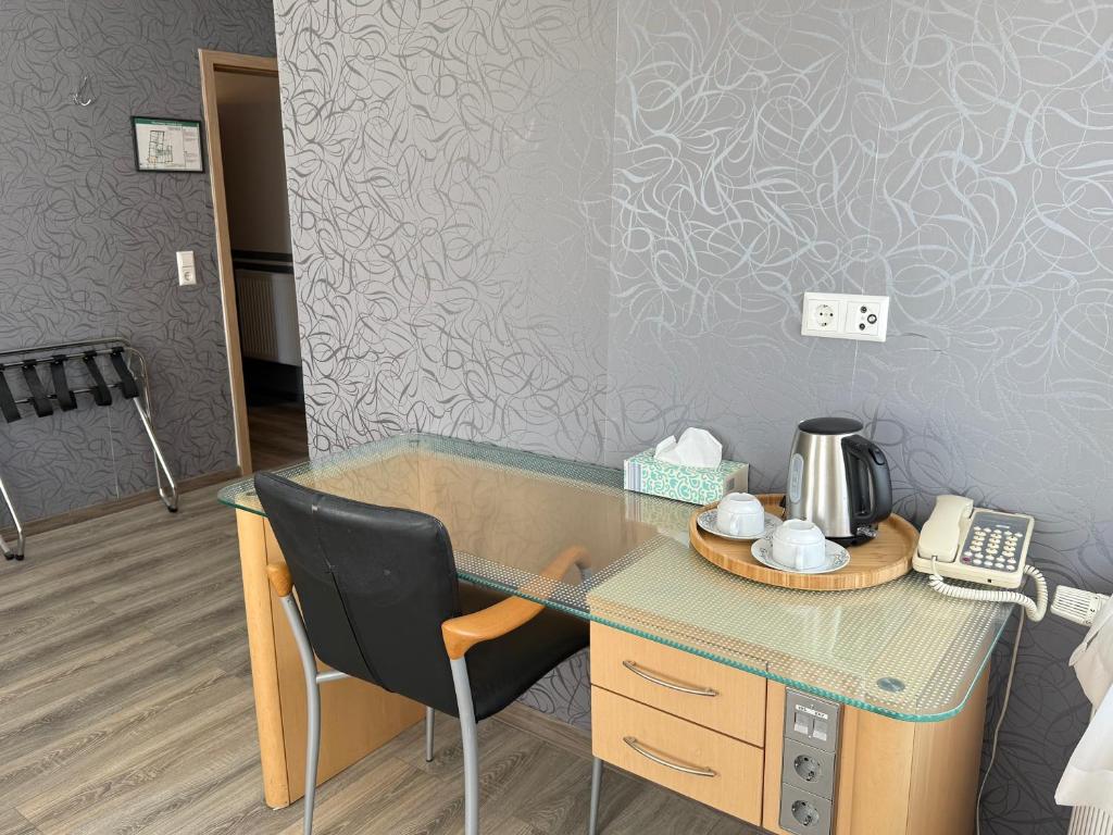 Příslušenství pro přípravu čaje a kávy v ubytování CoBa Restaurant & Hotel