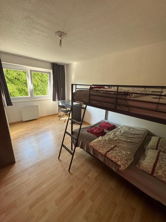 une chambre avec deux lits superposés et une table dans l'établissement room in an apartment, à La Celle-sous-Gouzon