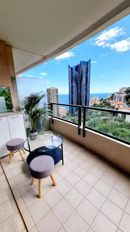 d'un balcon avec vue doté d'une table et de chaises en verre. dans l'établissement Studio with view of Monaco, à Beausoleil