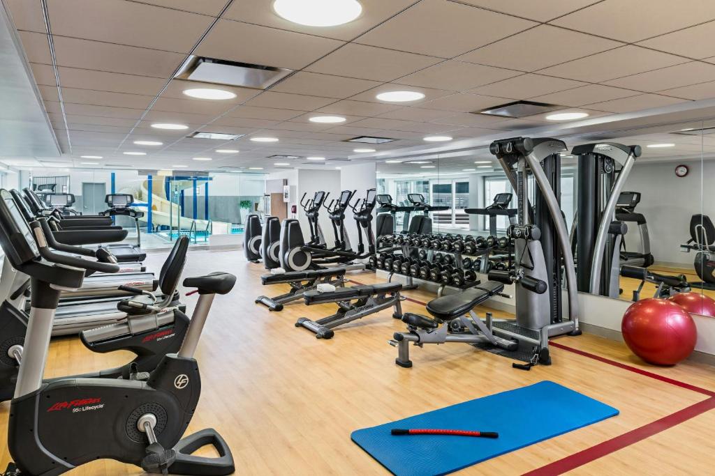 Fitness centrum a/nebo fitness zařízení v ubytování Sheraton Suites Calgary Eau Claire