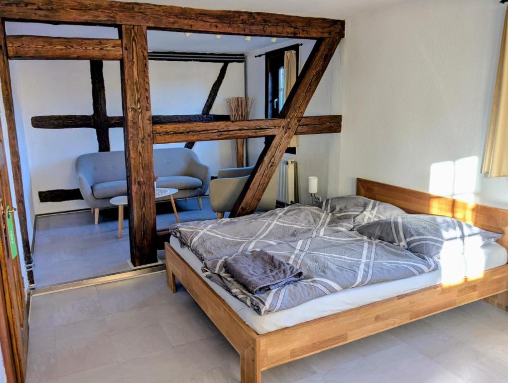 Postel nebo postele na pokoji v ubytování Ferienhaus Gesindestube Trusetal
