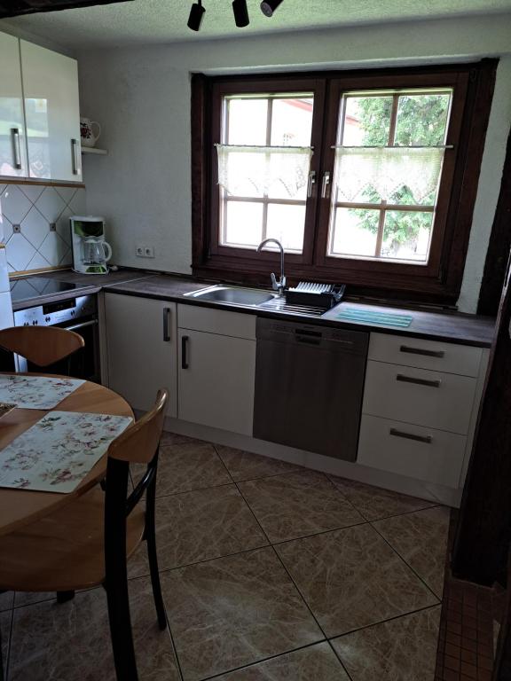 Kuchyň nebo kuchyňský kout v ubytování Ferienhaus Gesindestube Trusetal