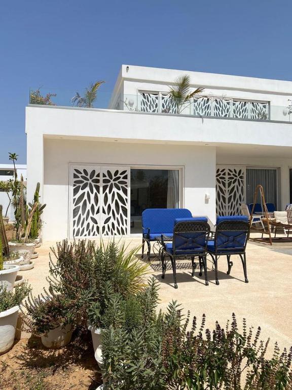 a house with two blue chairs in front of it at Villa Bamby in Ponto