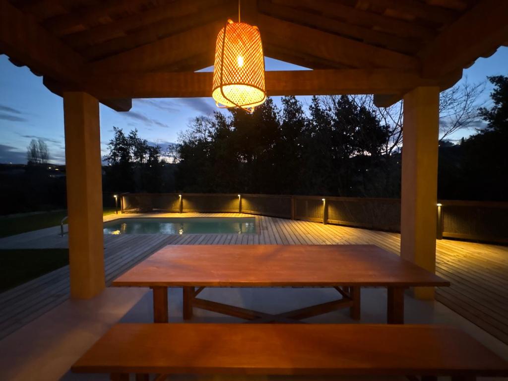 un tavolo da picnic in legno su un ponte con una luce di NEW Maison b Saint-Paul 8 Visiteurs a Saint-Paul-de-Vence